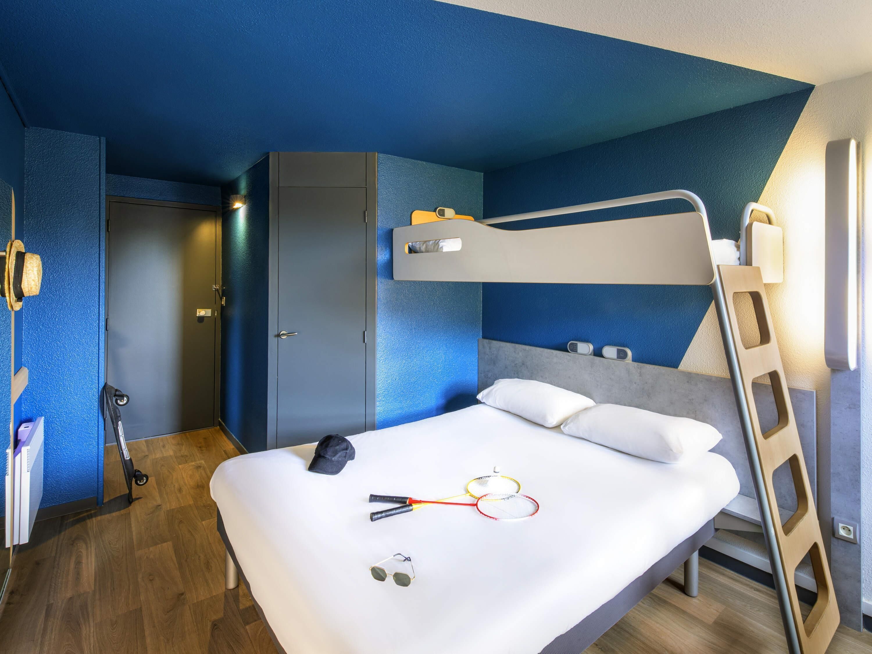 Triple Room, Multiple Beds | Desk, blackout drapes, soundproofing, free cribs/infant beds