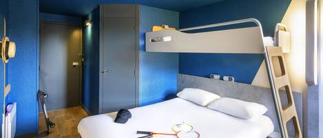Chambre triple, Plusieurs lits | Bureau, rideaux d’obscurcissement, système d’insonorisation