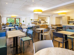 Petit déjeuner buffet servi tous les jours en supplément