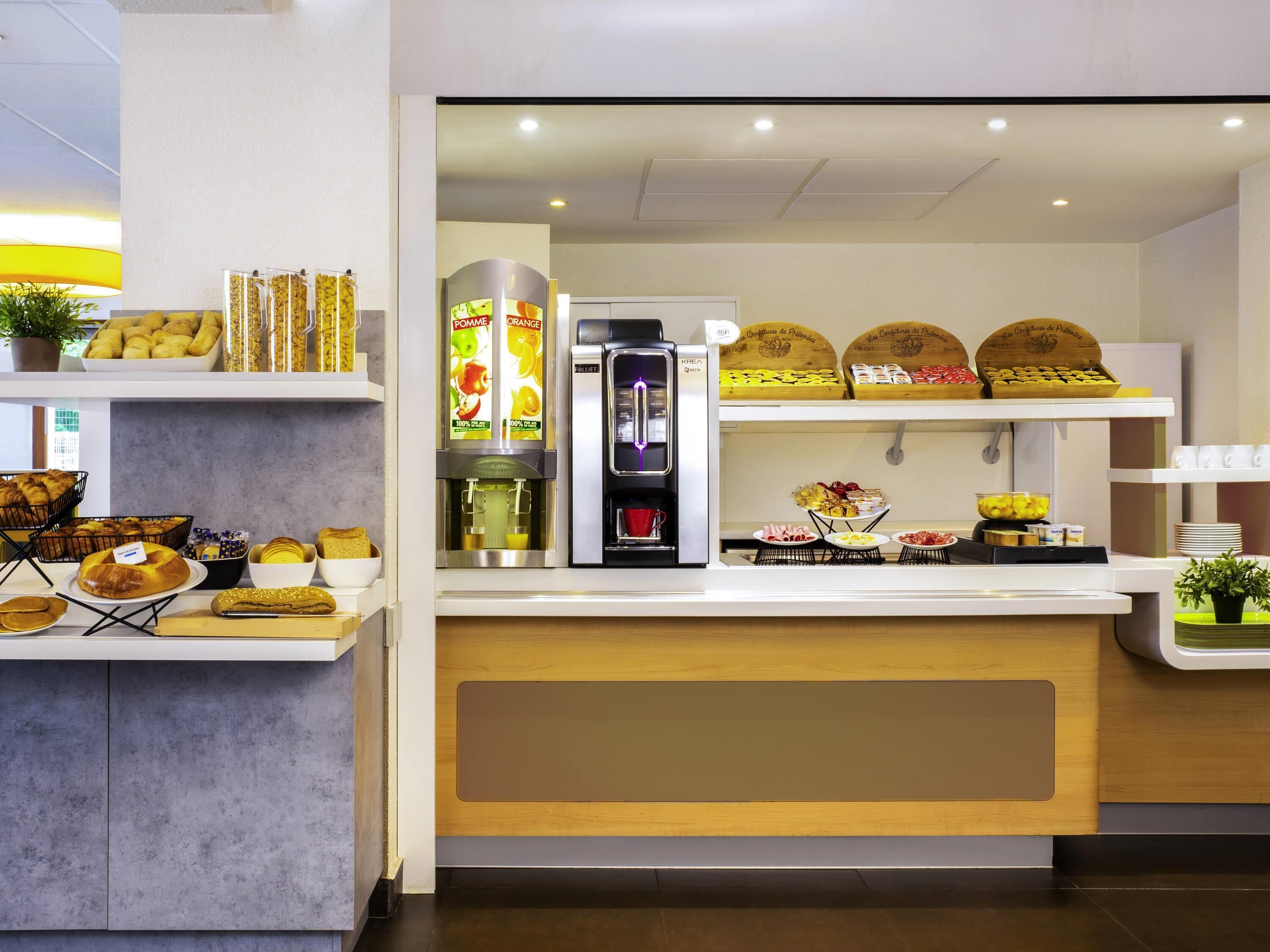 Petit déjeuner buffet (8.90 EUR par personne)