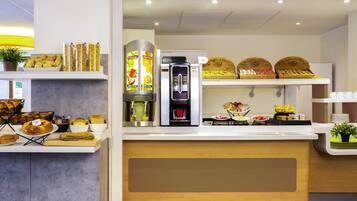 Petit déjeuner buffet (8.90 EUR par personne)