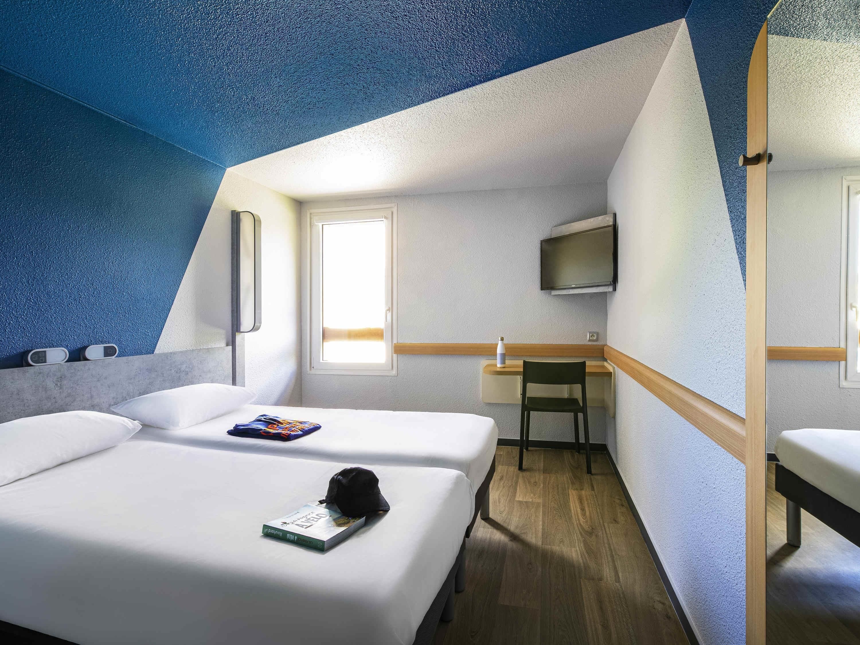 Twin Room, 2 Twin Beds | Desk, blackout drapes, soundproofing, free cribs/infant beds