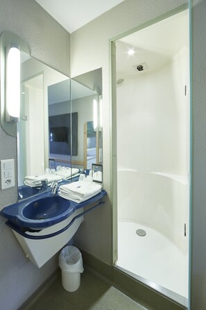 Twin Room, 2 Single Beds | Bathroom | Shower, eco-friendly toiletries, hair dryer, towels