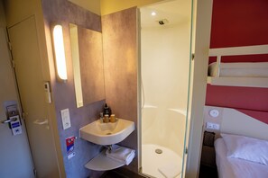 Habitación triple, varias camas | Baño | Ducha, artículos de higiene personal ecológicos y secador de pelo