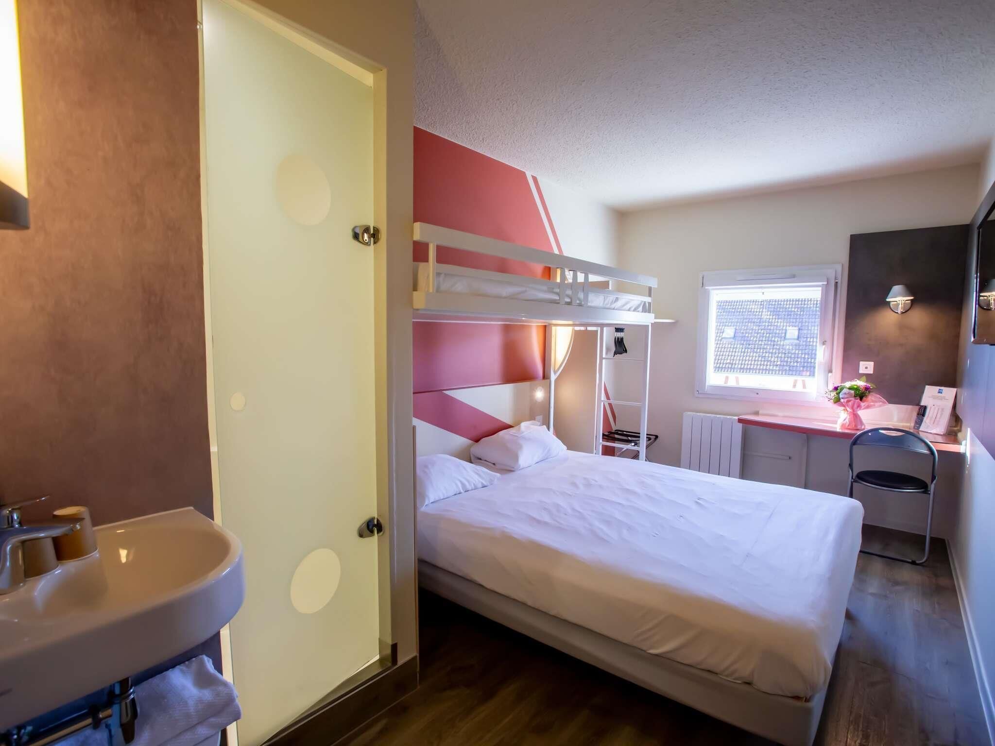 Triple Room, Multiple Beds | In-room safe, desk, soundproofing, free cribs/infant beds