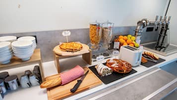 Dagelijks ontbijtbuffet (EUR 9.90 per persoon)
