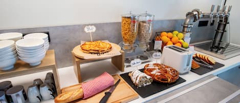 Tägliches Frühstücksbuffet (9.90 EUR pro Person)