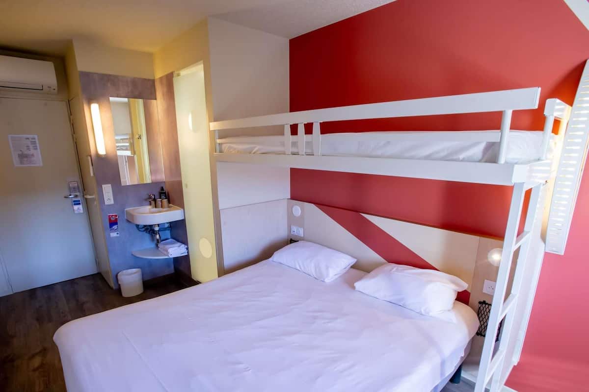 Chambre triple, Plusieurs lits | Coffre-fort, bureau, systĂšme dâinsonorisation, lit de bĂ©bĂ© (gratuit)