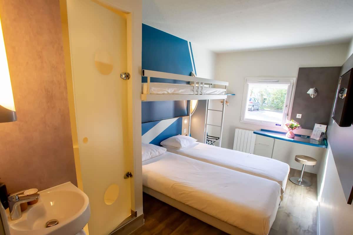 Quarto triplo, várias camas | Cofres nos quartos, escrivaninha, quartos à prova de som, berços grátis