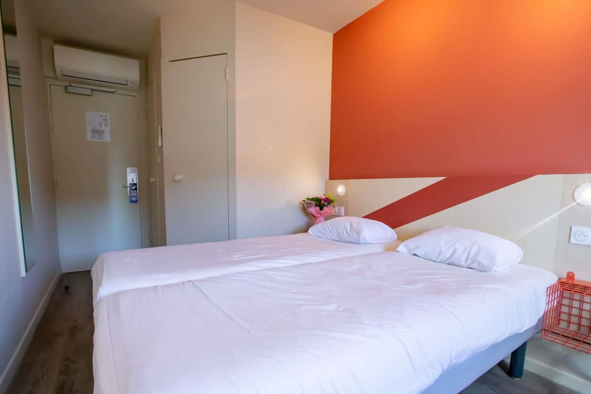 Twin Room, 2 Single Beds | In-room safe, desk, soundproofing, free cots/infant beds