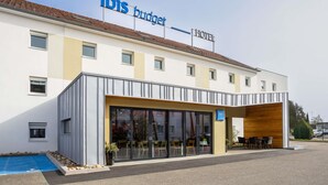 Un moderno edificio de hotel con un letrero que dice 'ibis budget hotel'.