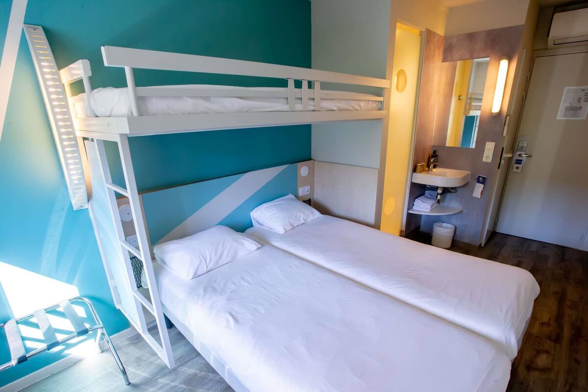 Quarto triplo, 3 camas de solteiro | Cofres nos quartos, escrivaninha, quartos à prova de som, berços grátis