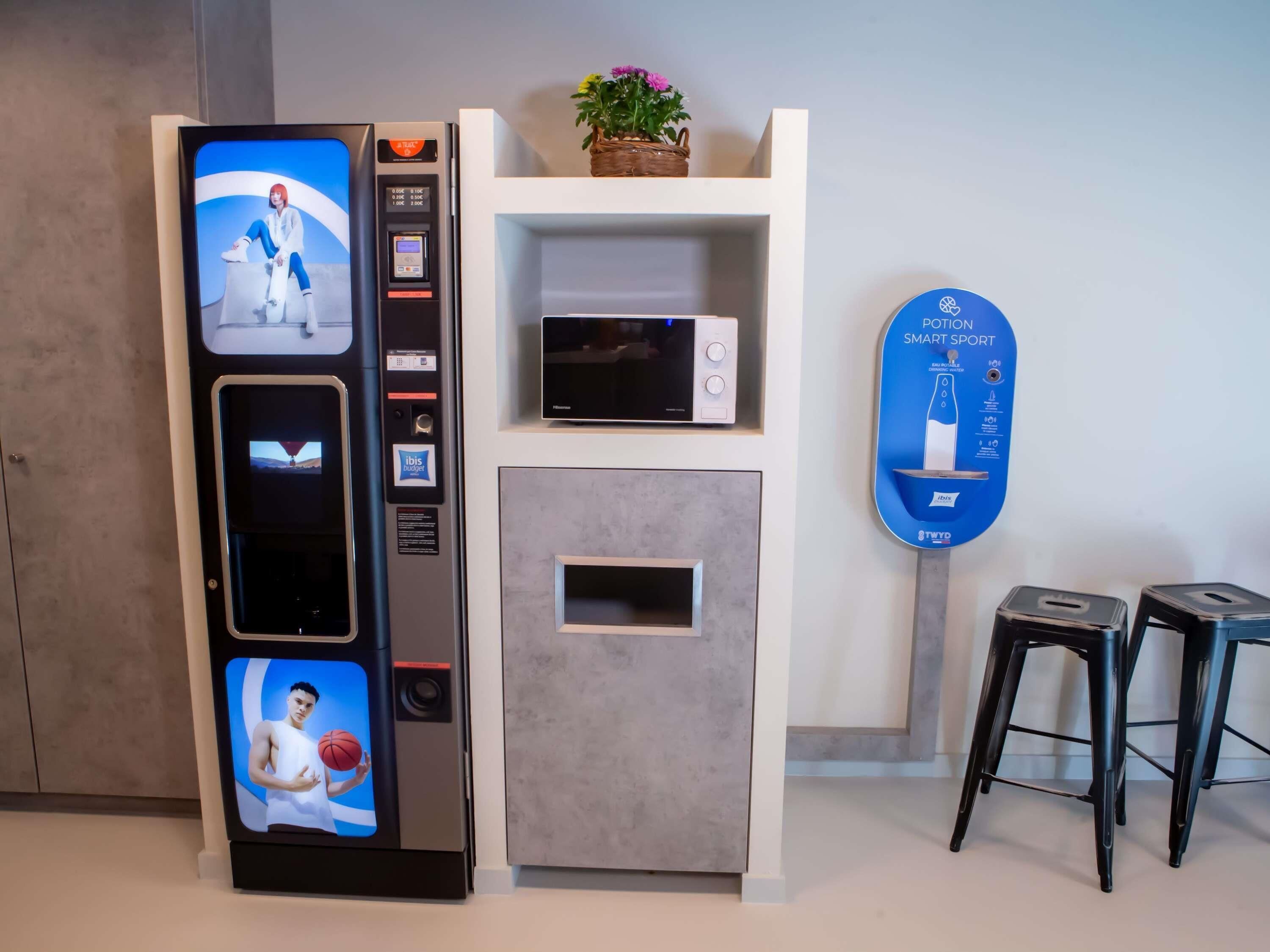 Een automaat met een digitaal scherm, een magnetron, een klein plankje met een mandje, en een bordje met de tekst 'POTION SMART SPORT'.