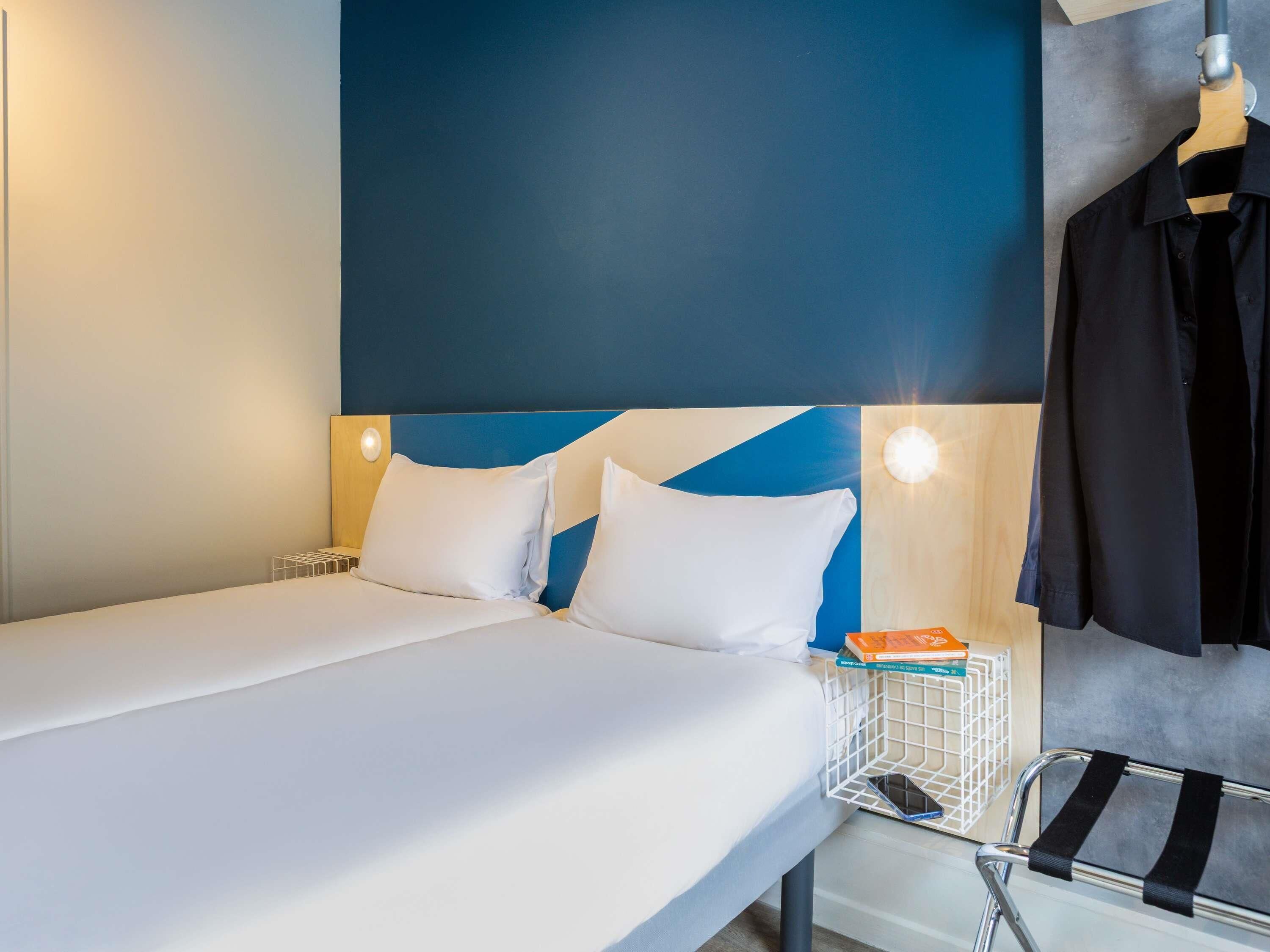 Ein Hotelzimmer mit Bett, Nachttisch und einer Garderobe.