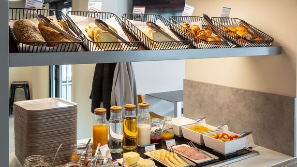 Un bufé de desayuno con pan, bollería y diversas opciones para untar.