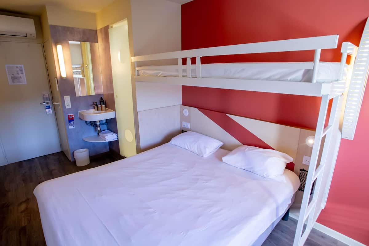 Dreibettzimmer, Mehrere Betten | Zimmersafe, Schreibtisch, schallisolierte Zimmer, kostenlose Babybetten