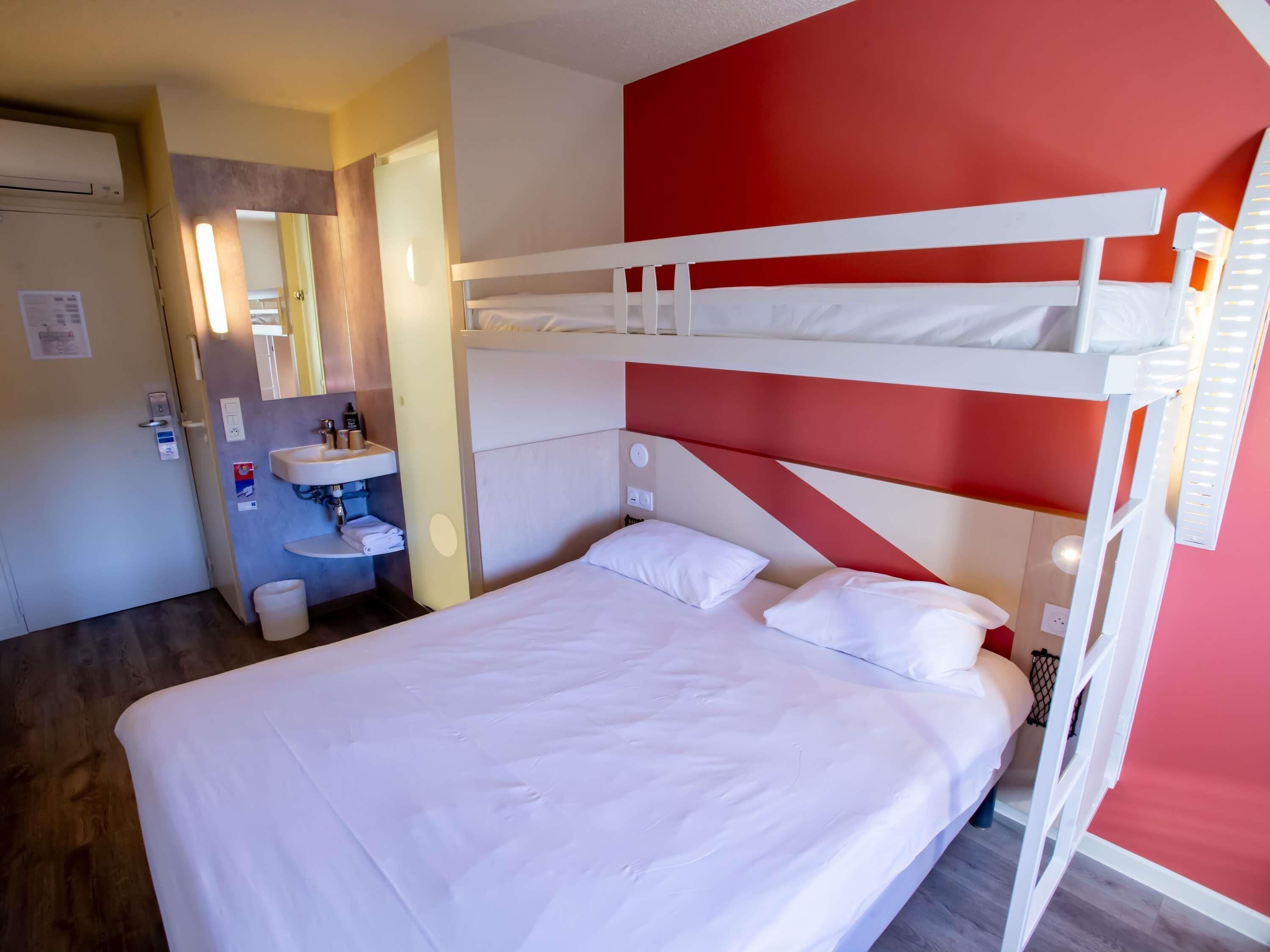 Driepersoonskamer, Meerdere bedden | Een kluis op de kamer, een bureau, geluiddichte muren, gratis babybedden