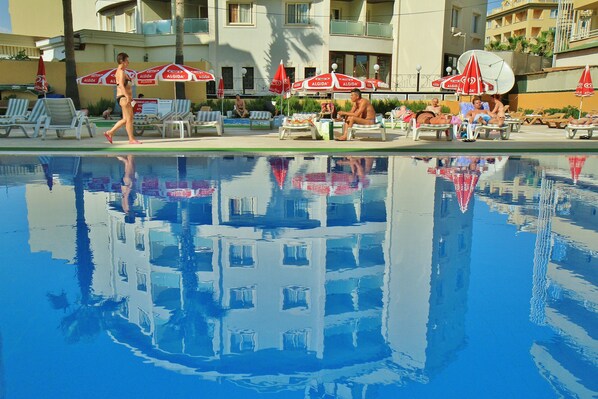 Außenpool (je nach Saison geöffnet), Sonnenschirme, Liegestühle