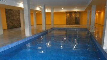 Sisäuima-allas, ulkouima-allas