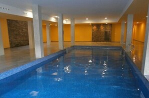 Sisäuima-allas, ulkouima-allas