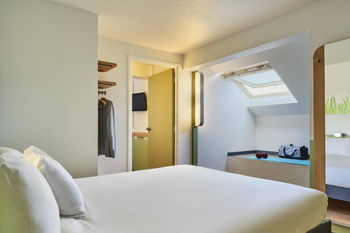 Habitación familiar, 2 camas dobles | Ropa de cama de alta calidad, escritorio, sistema de insonorización