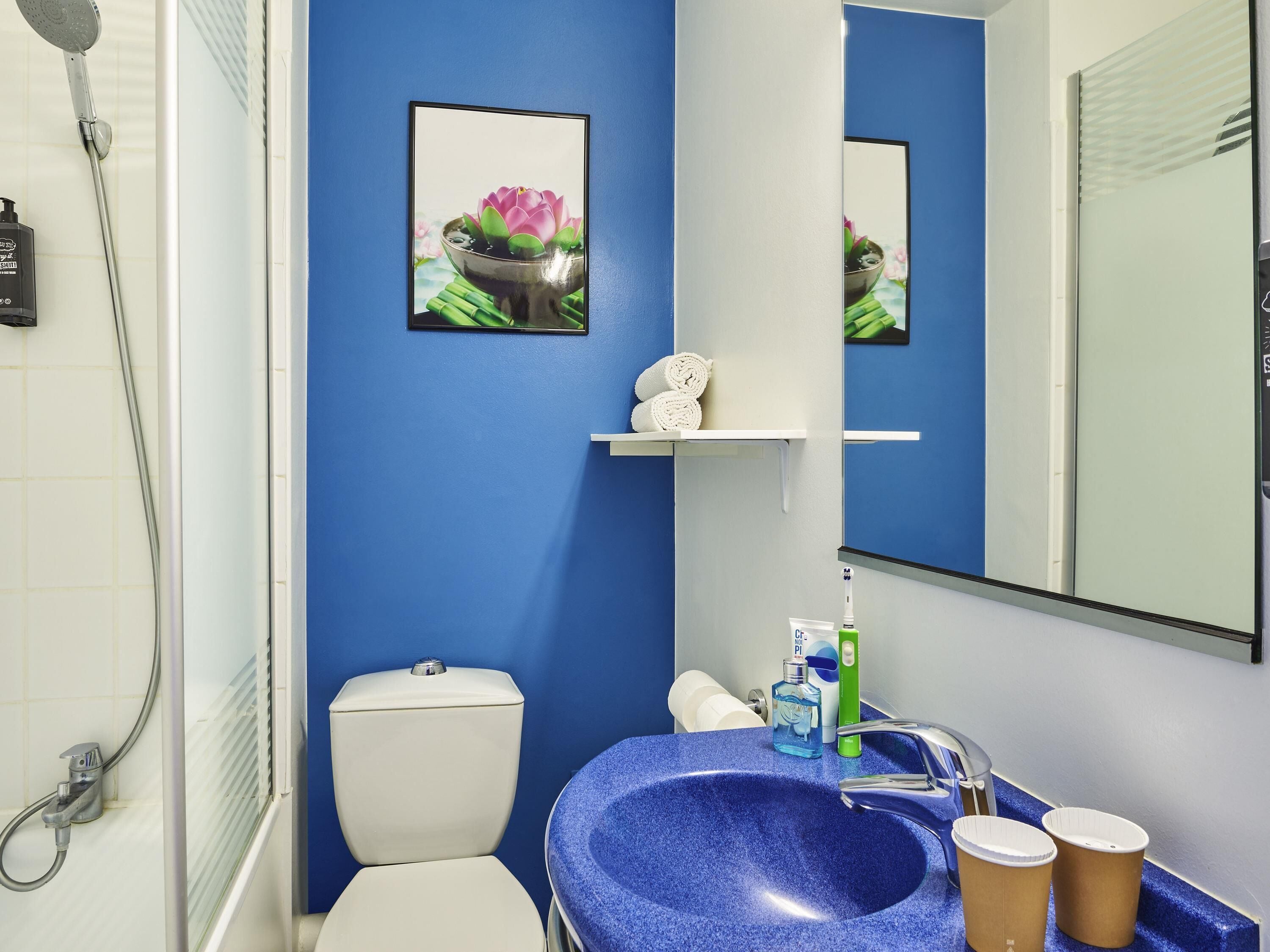 Sengetøy av topp kvalitet, skrivebord, lydisolert og wi-fi (inkludert)