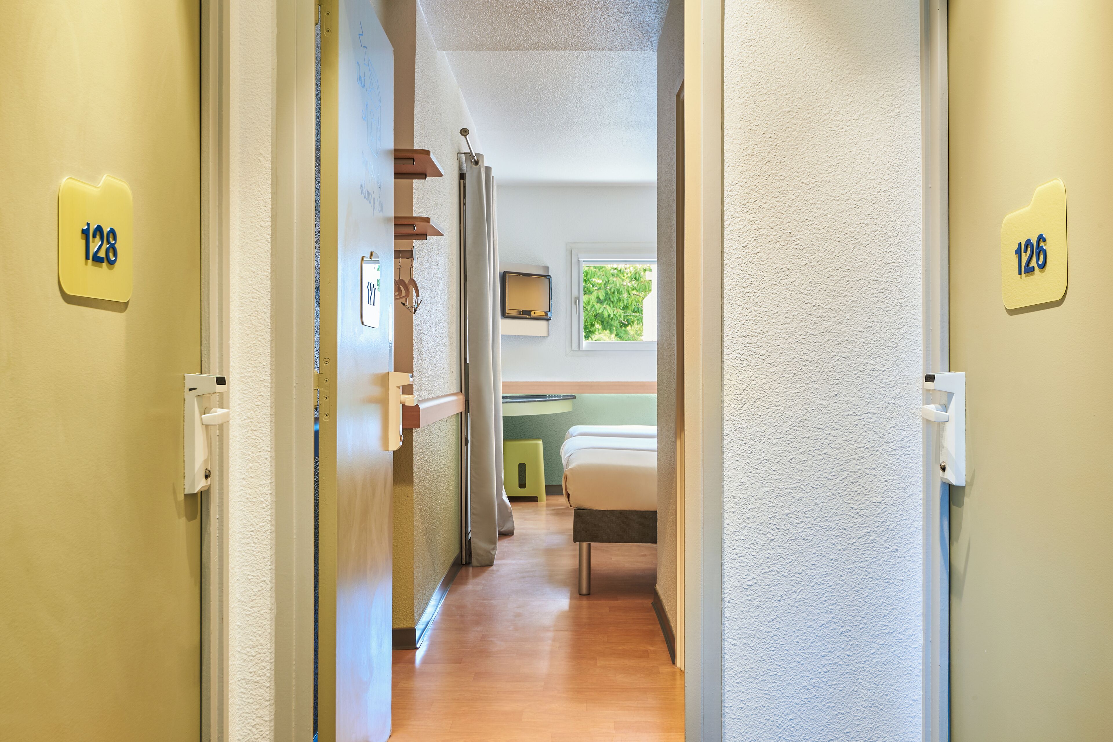 أغطية فراش متميزة ومكتب وتجهيزات عازلة للصوت وواي فاي مجانًا