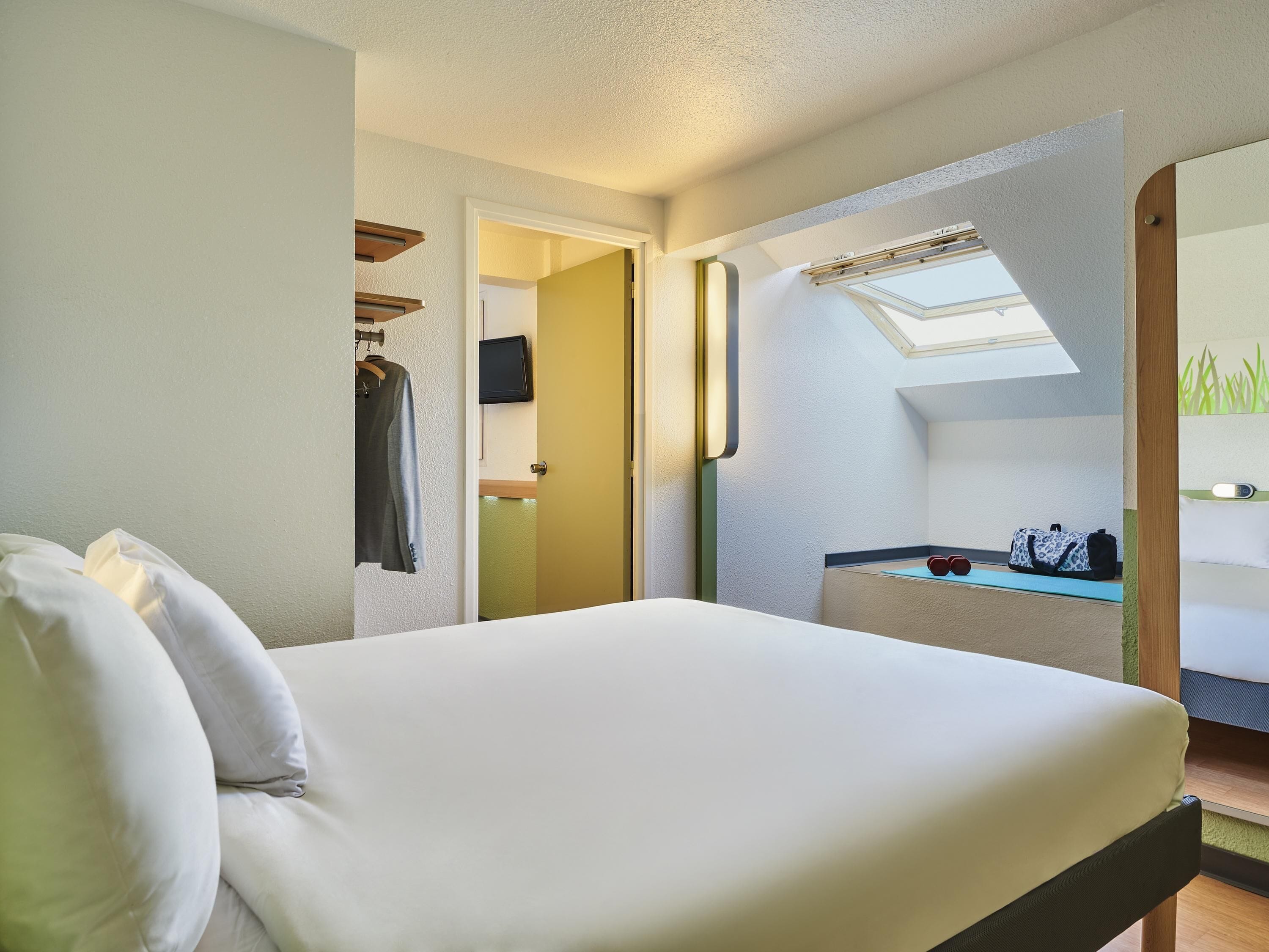 Habitación familiar, 2 camas matrimoniales | Ropa de cama de alta calidad, escritorio, insonorización y wifi gratis 