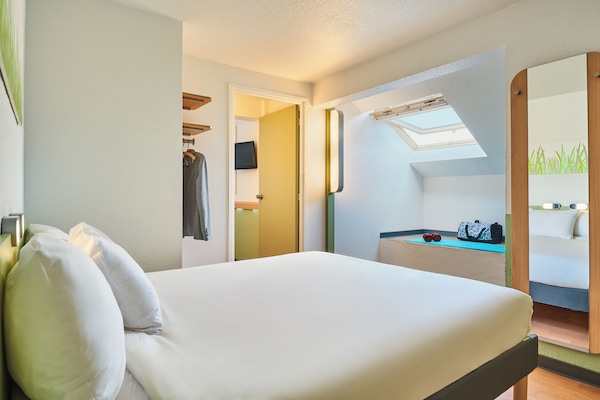 Family Room, 2 Double Beds | Premium bedding, desk, soundproofing, free WiFi