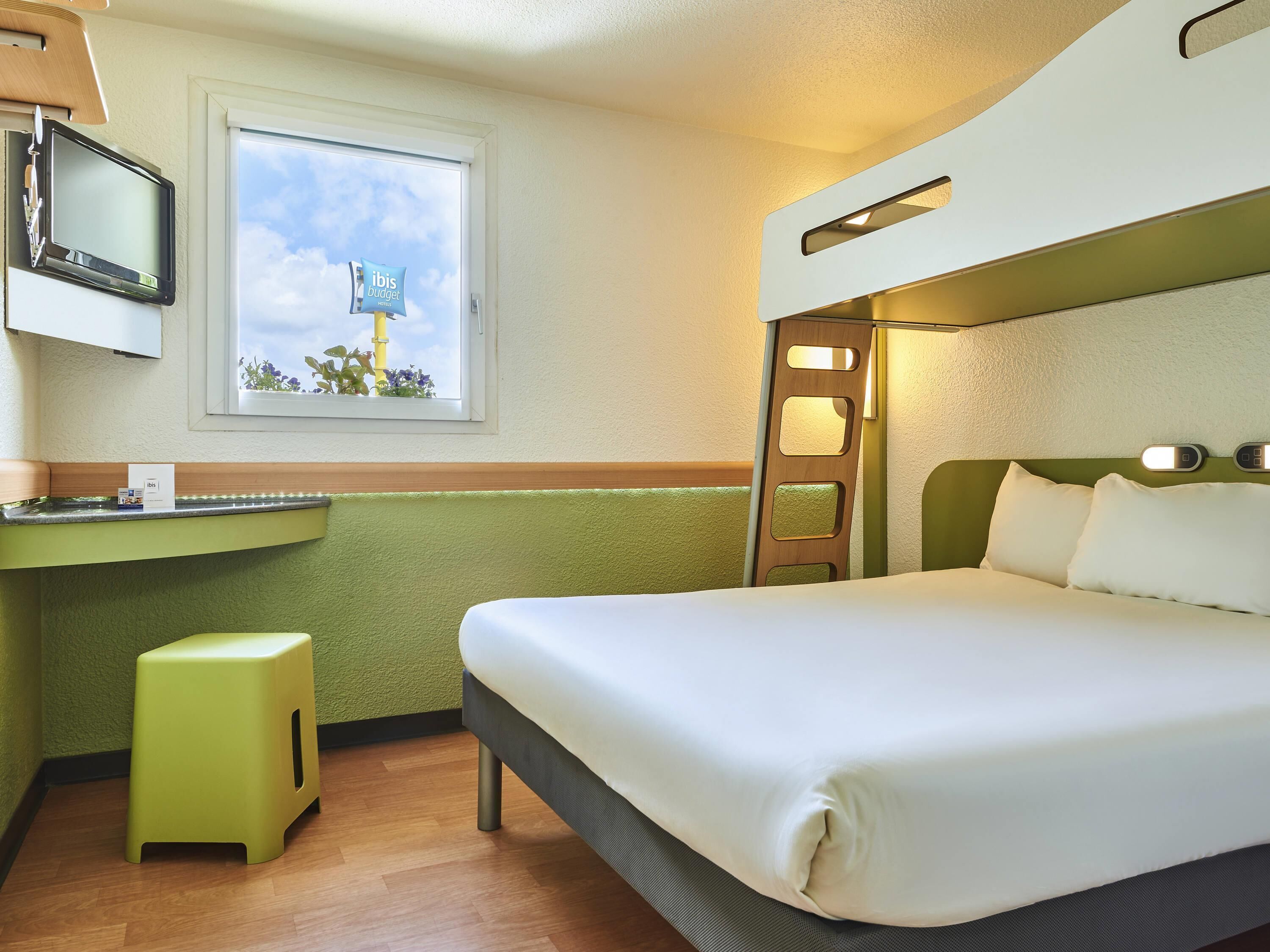 Habitación triple, 1 cama matrimonial | Ropa de cama de alta calidad, escritorio, insonorización y wifi gratis 