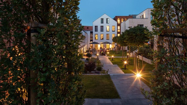 A modern building with multiple windows and a well-lit entrance. - Hotel Hafen Flensburg (Flensburg)