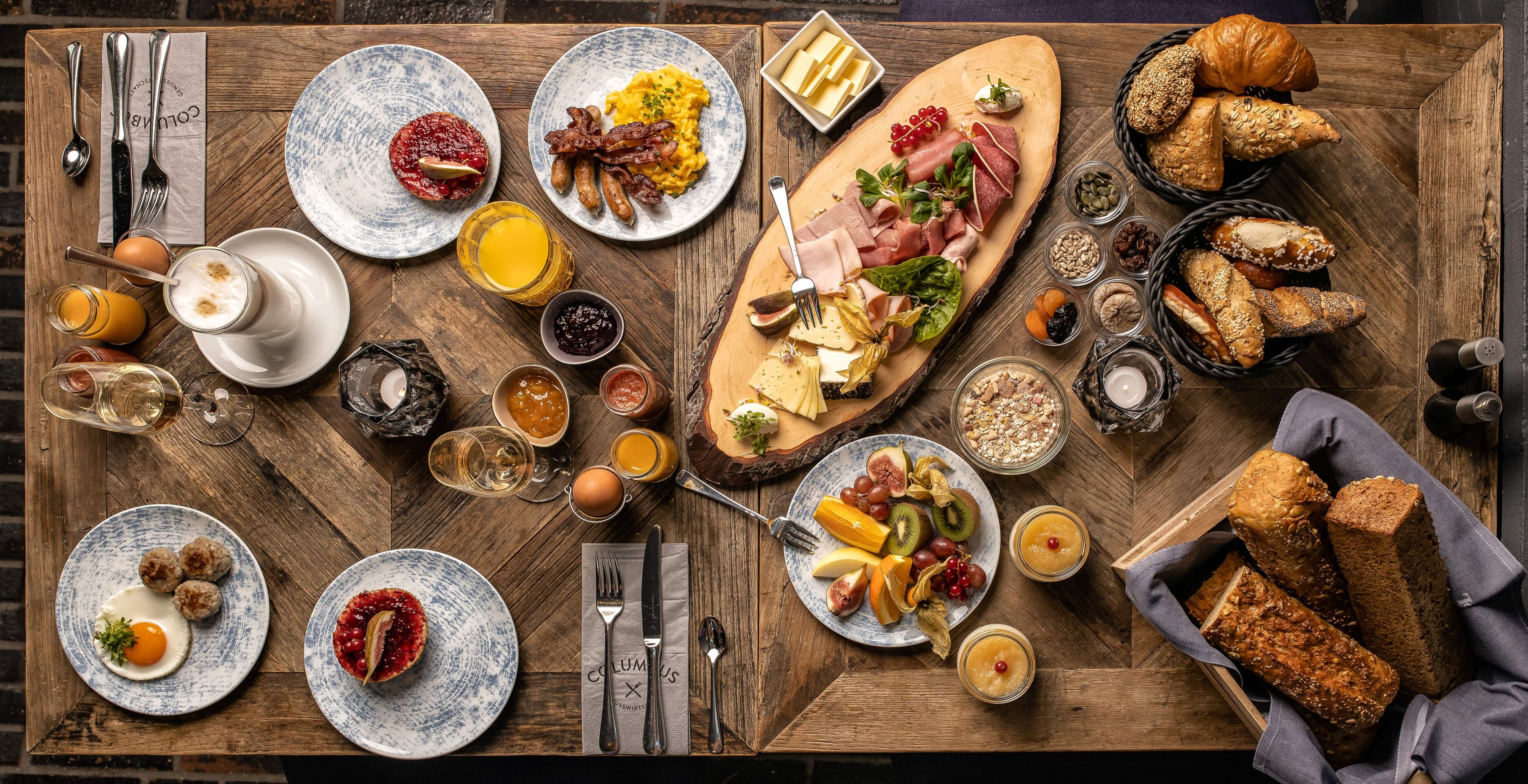 Café da manhã com buffet diário (EUR 25 por pessoa) 