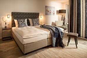 Minibar, caja de seguridad en la habitación y escritorio 