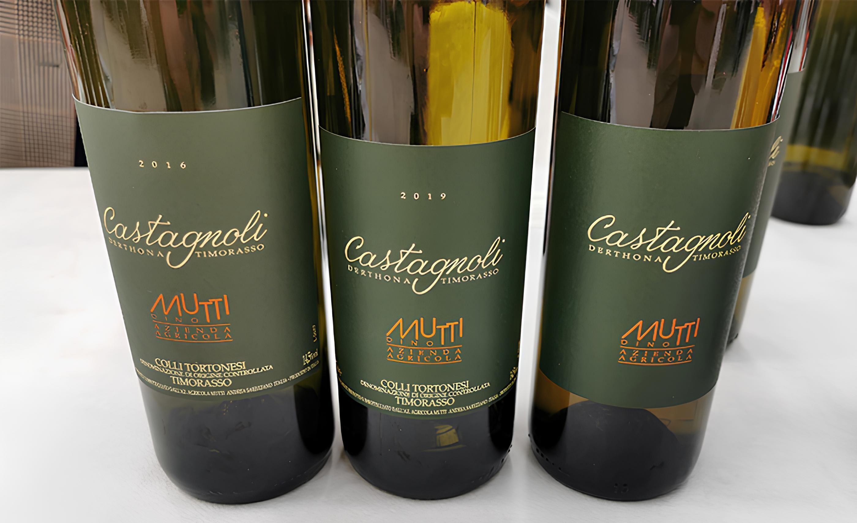 Tre flaskor Castagnoli Timorasso-vin, årgångarna 2016 och 2019.