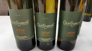 Tre flaskor Castagnoli Timorasso-vin, årgångarna 2016 och 2019.