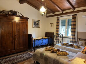 高级套房, 2 间卧室, 无烟房, 露台 | 办公桌、笔记本电脑工作区、遮光窗帘、隔音