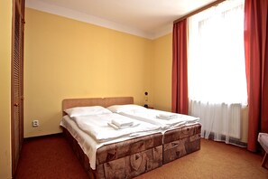 Cofres nos quartos, escrivaninha, ferros/tábuas de passar roupa