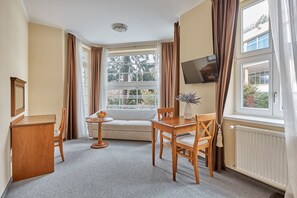 อพาร์ทเมนท์สำหรับครอบครัว, เตียงคิงไซส์ 1 เตียง และโซฟาเบด, ห้องครัว | 1 ห้องนอน, เครื่องนอนระดับพรีเมียม, ตู้นิรภัยในห้องพัก, โต๊ะทำงาน