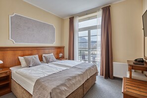 Familie appartement, 1 kingsize bed met slaapbank, keuken | 1 slaapkamer, luxe beddengoed, een kluis op de kamer, een bureau