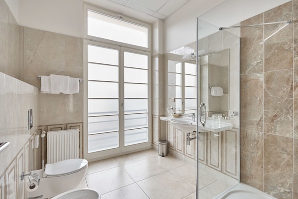 Familien-Doppel- oder -Zweibettzimmer | Badezimmer