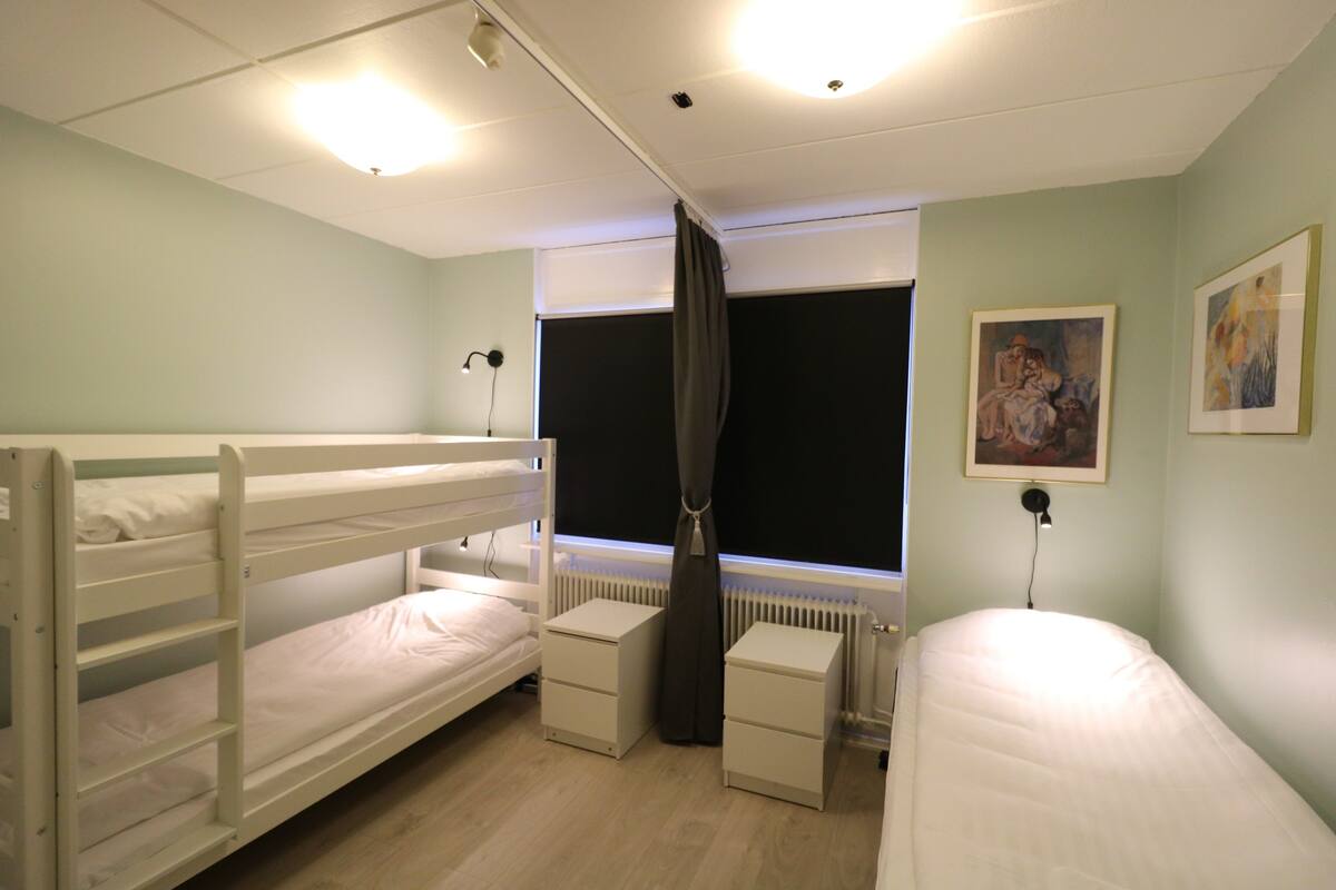 Tremannsrom – comfort, 1 soverom | Sengetøy av topp kvalitet, strykejern/-brett og wi-fi (inkludert)