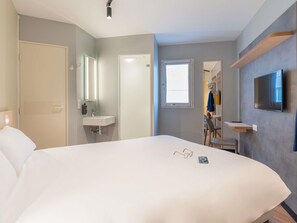 Habitación estándar, 1 cama matrimonial | Escritorio, cortinas blackout, insonorización y wifi gratis 