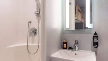 Zimmer, Mehrere Betten | Badezimmer | Dusche, umweltfreundliche Kosmetikartikel, Handtücher