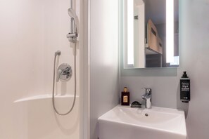 Habitación, varias camas | Baño | Regadera, amenidades de baño ecológicas, toallas 