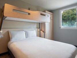 Escritorio, cortinas blackout, sistema de insonorización y wifi gratis