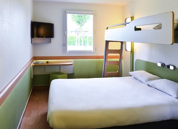 A bunk bed room with a desk and a television. - Hotel Ibis Budget Montélimar (Montélimar)