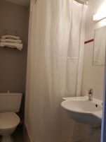 Douche, sèche-cheveux, serviettes fournies