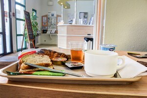 Alimentos y bebidas