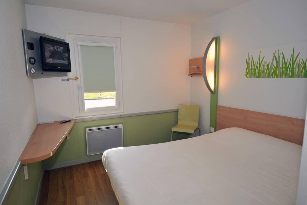 Desk, iron/ironing board, free WiFi
