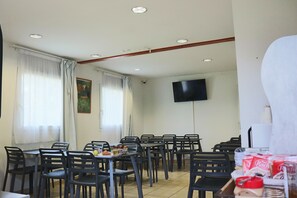 Daily buffet breakfast (EUR 12.50 per person) - Hôtel Lémand Lyon Est - Villefontaine (Villefontaine)